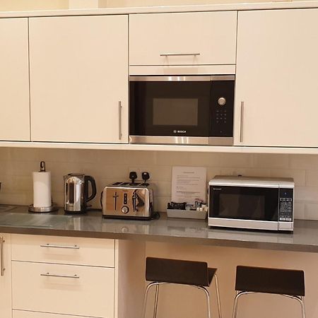 London Luxury: Spacious 3-Bed Apartment Near Tube with Parking Ilford Exterior photo