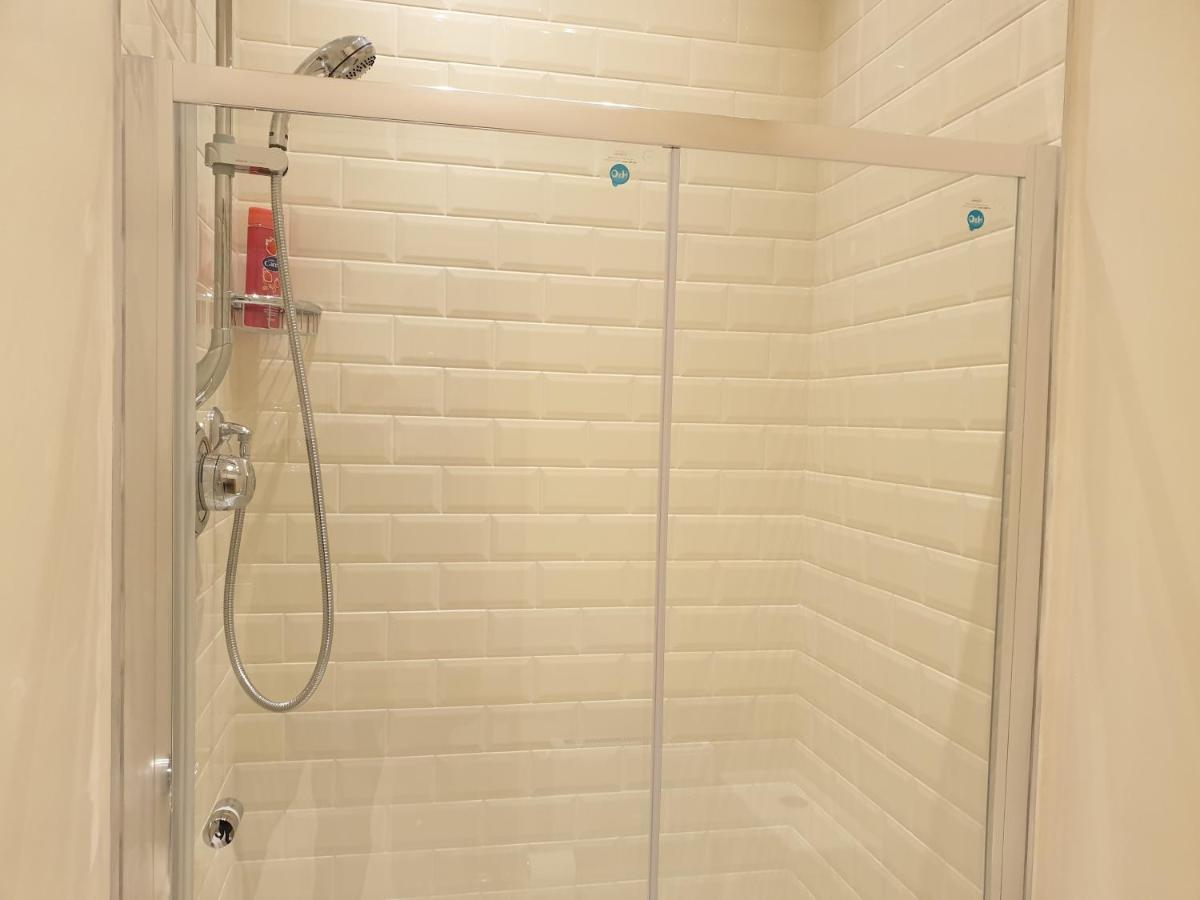 London Luxury: Spacious 3-Bed Apartment Near Tube with Parking Ilford Exterior photo