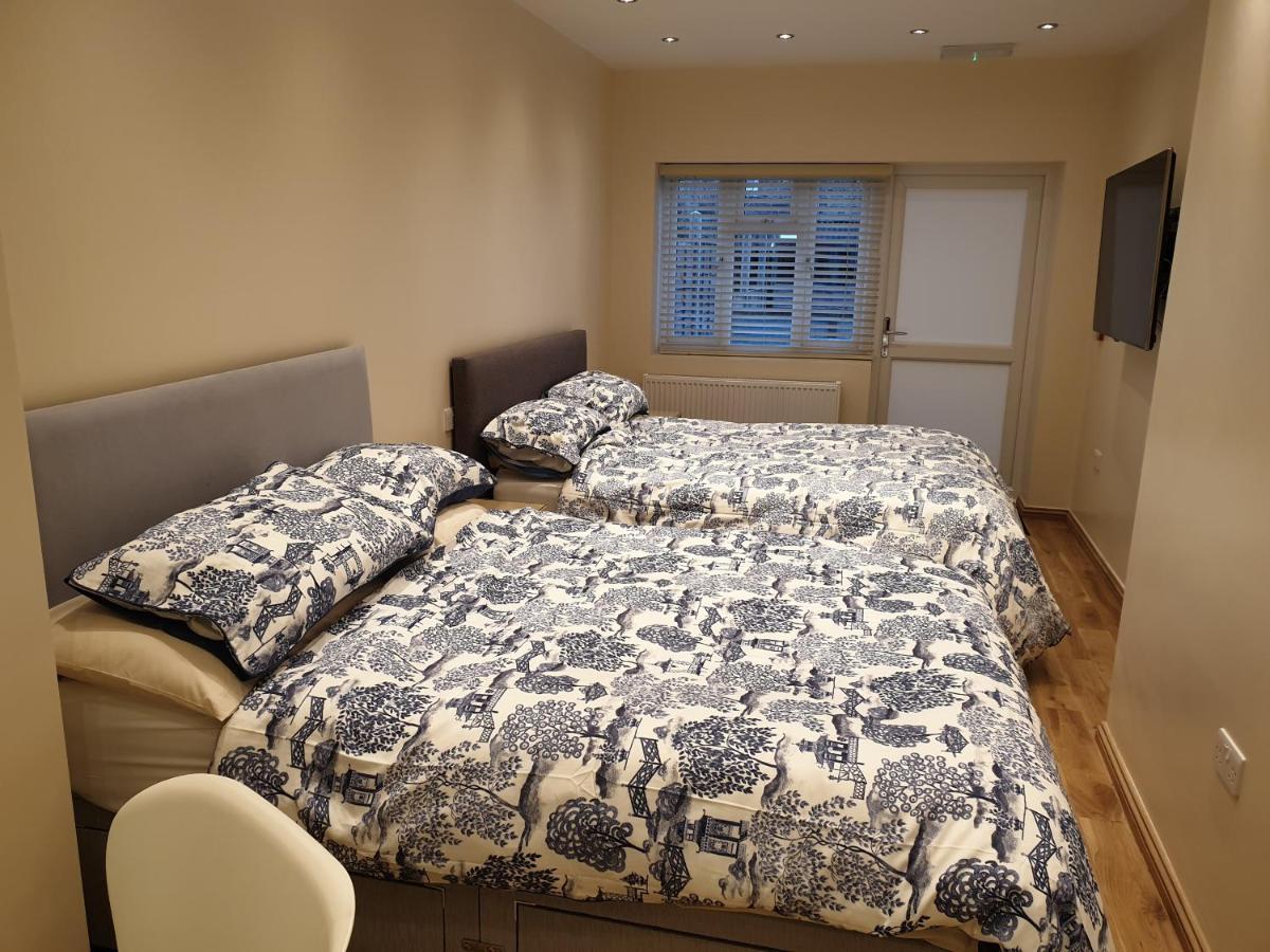 London Luxury: Spacious 3-Bed Apartment Near Tube with Parking Ilford Exterior photo