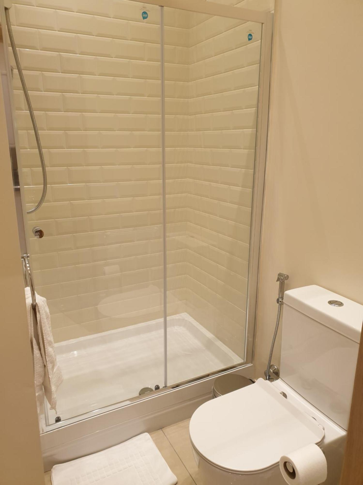 London Luxury: Spacious 3-Bed Apartment Near Tube with Parking Ilford Exterior photo