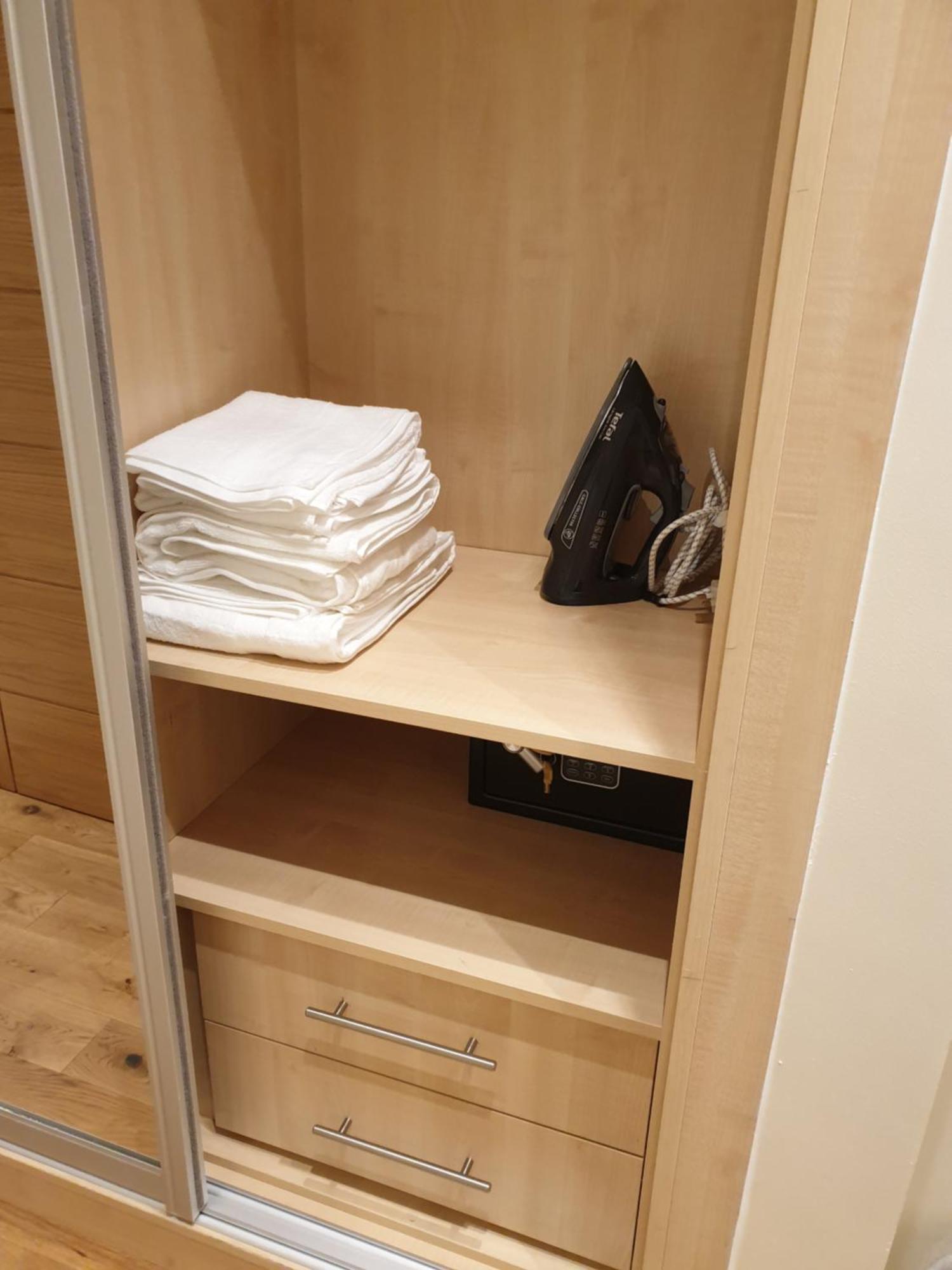 London Luxury: Spacious 3-Bed Apartment Near Tube with Parking Ilford Exterior photo