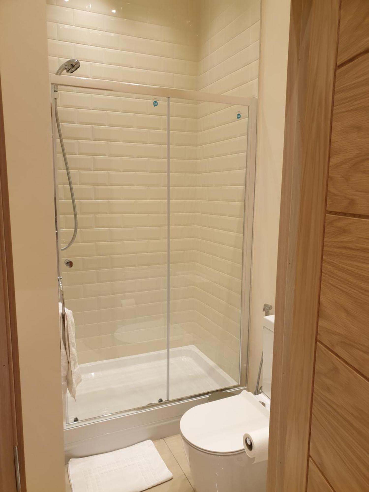 London Luxury: Spacious 3-Bed Apartment Near Tube with Parking Ilford Exterior photo
