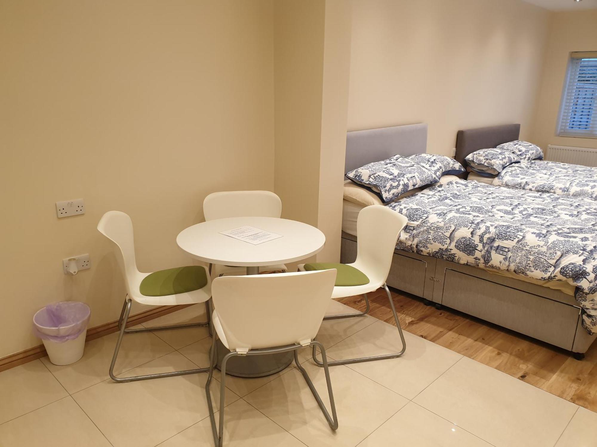 London Luxury: Spacious 3-Bed Apartment Near Tube with Parking Ilford Exterior photo