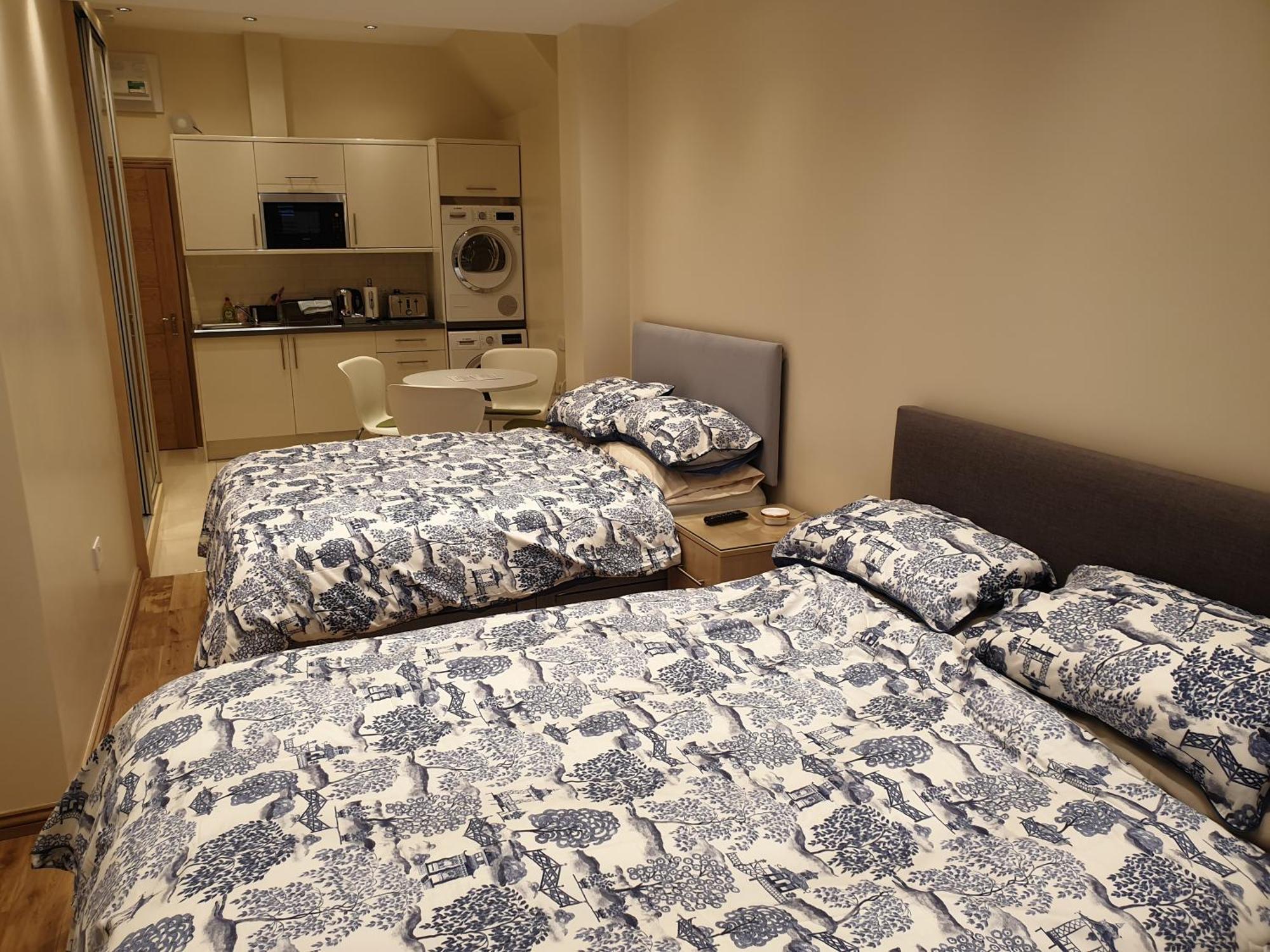 London Luxury: Spacious 3-Bed Apartment Near Tube with Parking Ilford Exterior photo