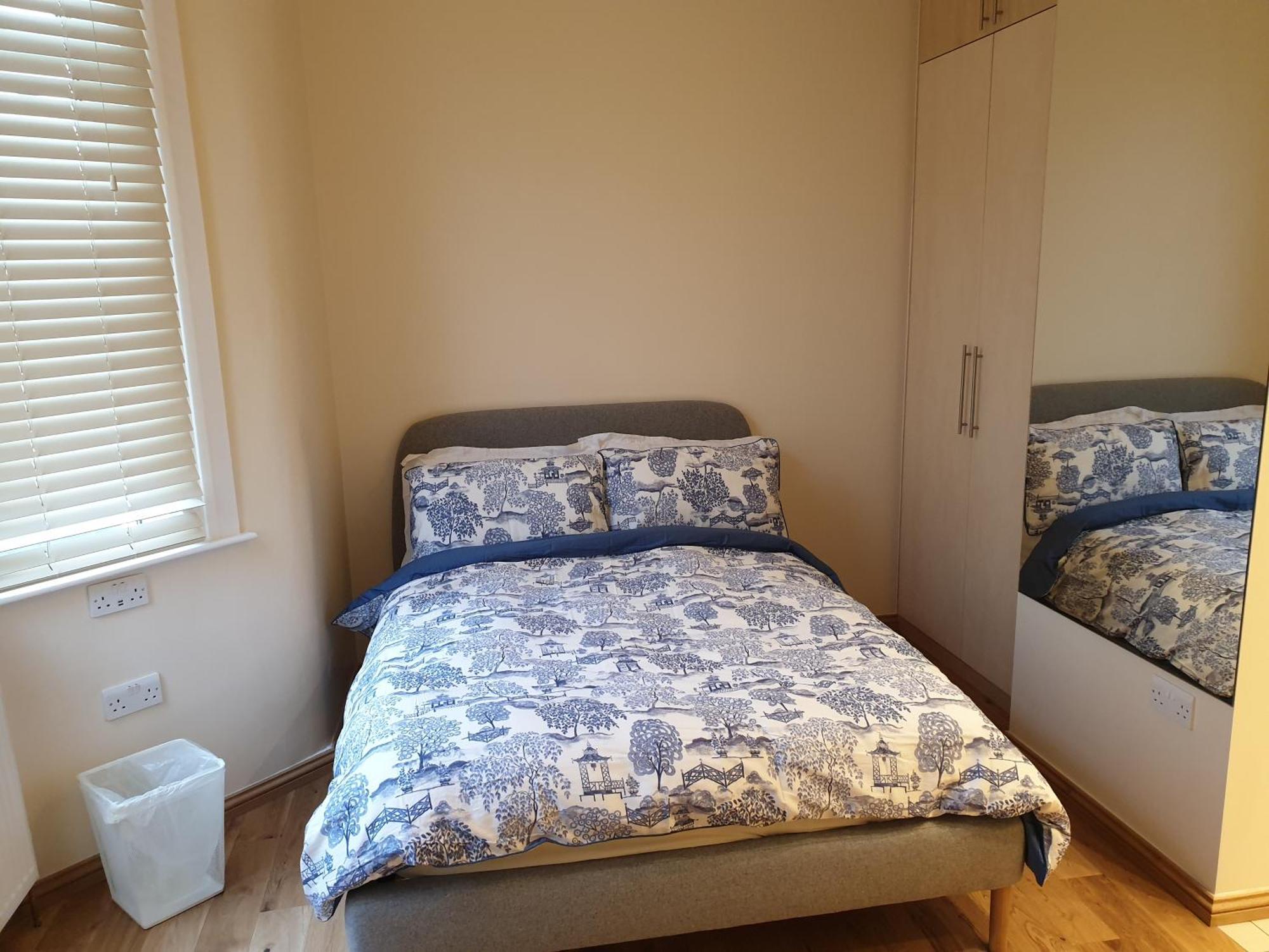London Luxury: Spacious 3-Bed Apartment Near Tube with Parking Ilford Exterior photo